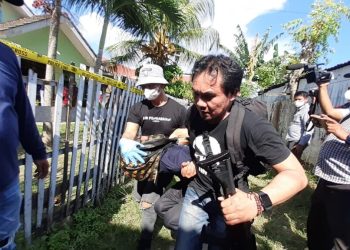 Pelaku penembakan (RIY) saat  di bawa ke TKP, untuk melakukan rekontruksi. (Foto: Istimewa)