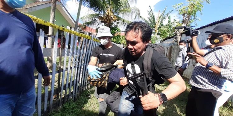 Pelaku penembakan (RIY) saat  di bawa ke TKP, untuk melakukan rekontruksi. (Foto: Istimewa)