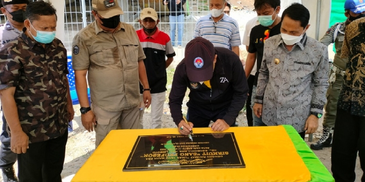 Menteri Pemuda dan Olahraga RI, Zainudin Amali meresmikan secara langsung sirkuit sang profesor di Kelurahan Bongohulawa, Kecamatan Limboto, Kabupaten Gorontalo, Ahad (13/3/2022). (Foto: Putra/Gopos)