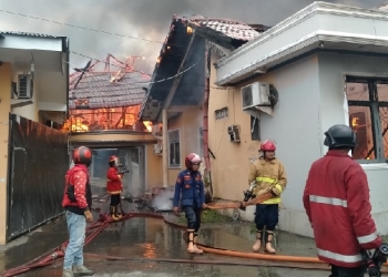 Pemadam kebakaran sementara memadamkan api yang melalap rumah milik seorang anggota DPRD Provinsi Gorontalo, Rabu (16/3/2022) (muhajir/gopos)
