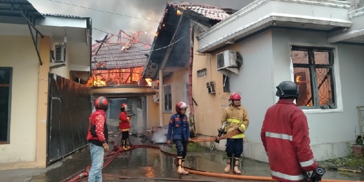 Pemadam kebakaran sementara memadamkan api yang melalap rumah milik seorang anggota DPRD Provinsi Gorontalo, Rabu (16/3/2022) (muhajir/gopos)