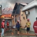 Pemadam kebakaran sementara memadamkan api yang melalap rumah milik seorang anggota DPRD Provinsi Gorontalo, Rabu (16/3/2022) (muhajir/gopos)