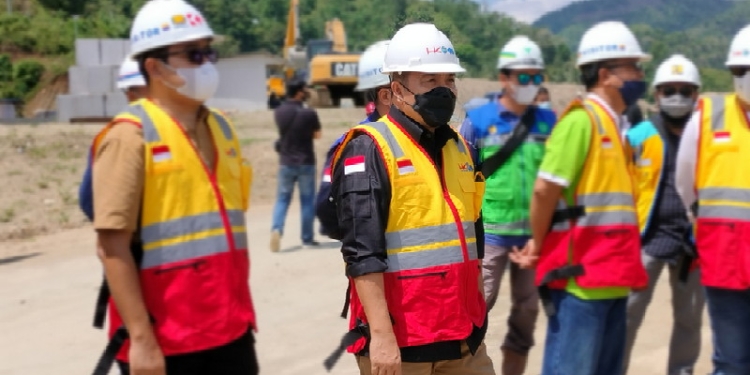 Ketua DPRD Kabupaten Bone Bolango, Halid Tangahu saat meninjau bendungan Bolango Ulu, Sabtu (19/3/2022). (Foto: putra/Gopos)
