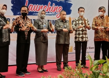 Pemukulan Polopalo yang menandakan dimulainya kegiatan penguatan kemitraan kampung keluarga berkualitas (Kampung KB) sekaligus launching Dapur Sehat Atasi Stunting (Dashat) Tingkat Provinsi Gorontalo di Hotel Grand Q Kota Gorontalo, Kamis (24/3/2022). (Foto: Putra/Gopos)