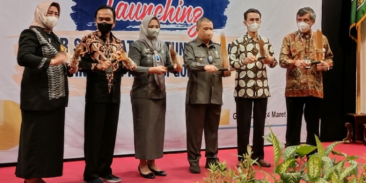 Pemukulan Polopalo yang menandakan dimulainya kegiatan penguatan kemitraan kampung keluarga berkualitas (Kampung KB) sekaligus launching Dapur Sehat Atasi Stunting (Dashat) Tingkat Provinsi Gorontalo di Hotel Grand Q Kota Gorontalo, Kamis (24/3/2022). (Foto: Putra/Gopos)