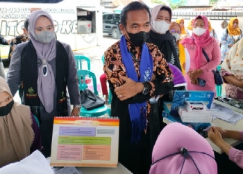 Penyuluh KB Ahli Utama Badan Kependudukan dan Keluarga Berencana Nasional, (BKKBN) RI, H. Nofrijal saat meninjau pelayanan KB di Kelurahan Biawu, Kecamatan Kota Selatan, Kota Gorontalo. (Foto: putra/Gopos)
