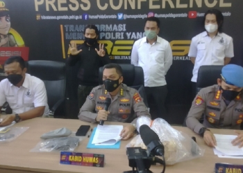 Kabid Humas Polda Gorontalo, Kombes Pol Wahyu Tri Cahyono, S.I.K, didampingi Direktur Reskrimum Polda Gorontalo, Kombes Pol Nur Santiko, S.I.K, serta Kabid Propam Polda Gorontalo, Kombes Pol Ferdiansyah, S.I.K dalam konferensi pers, Rabu (23/3/2022). (Foto: putra/Gopos)