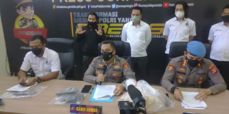 Kabid Humas Polda Gorontalo, Kombes Pol Wahyu Tri Cahyono, S.I.K, didampingi Direktur Reskrimum Polda Gorontalo, Kombes Pol Nur Santiko, S.I.K, serta Kabid Propam Polda Gorontalo, Kombes Pol Ferdiansyah, S.I.K dalam konferensi pers, Rabu (23/3/2022). (Foto: putra/Gopos)