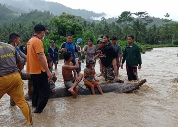 Tim BPBD Pohuwato bersama warga menemukan ibu dan anak yang hanyut terseret arus sungai Tilonduade, Dengilo, Pohuwato