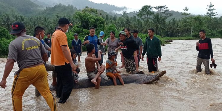 Tim BPBD Pohuwato bersama warga menemukan ibu dan anak yang hanyut terseret arus sungai Tilonduade, Dengilo, Pohuwato