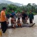 Tim BPBD Pohuwato bersama warga menemukan ibu dan anak yang hanyut terseret arus sungai Tilonduade, Dengilo, Pohuwato