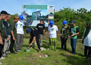 Bupati Bone Bolango, Hamim Pou, melakukan peletakan batu pertama pembangunan Graha Korps Alumni Himpunan Mahasiswa Islam (KAHMI) Kabupaten Bone Bolango, di kompleks Alun-Alun Bone Bolango, Jumat (4/2/2022). (Foto AKP/Diskominfo)