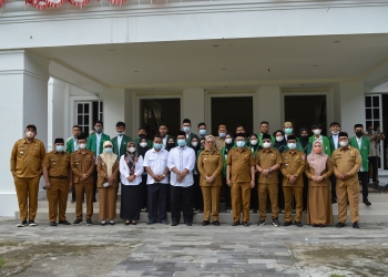 Mahasiswa KKS dan PKLT, Wakil Bupati Merlan S. Uloli saat menyambut dan melepas secara resmi sebanyak 935 mahasiswa IAIN Sultan Amai Gorontalo dan 291 mahasiswa Poltekkes Gorontalo yang akan melaksanakan KKS dan PKLT di Kabupaten Bone Bolango, di sela-sela pelaksanaan apel kerja awal pekan di halaman Kantor Bupati Bone Bolango, Senin (7/2/2022). (Foto AKP/Diskominfo)