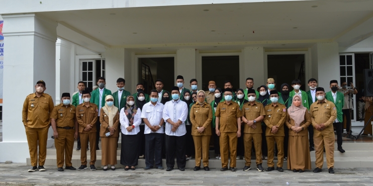 Mahasiswa KKS dan PKLT, Wakil Bupati Merlan S. Uloli saat menyambut dan melepas secara resmi sebanyak 935 mahasiswa IAIN Sultan Amai Gorontalo dan 291 mahasiswa Poltekkes Gorontalo yang akan melaksanakan KKS dan PKLT di Kabupaten Bone Bolango, di sela-sela pelaksanaan apel kerja awal pekan di halaman Kantor Bupati Bone Bolango, Senin (7/2/2022). (Foto AKP/Diskominfo)