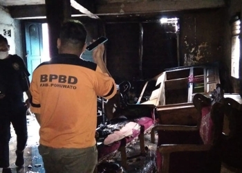 Petugas BPBD Pohuwato melakukan identifikasi dalam peristiwa kebakaran yang melanda rumah milik Meiske Arsyad, Selasa (8/3/2022). (Istimewa)