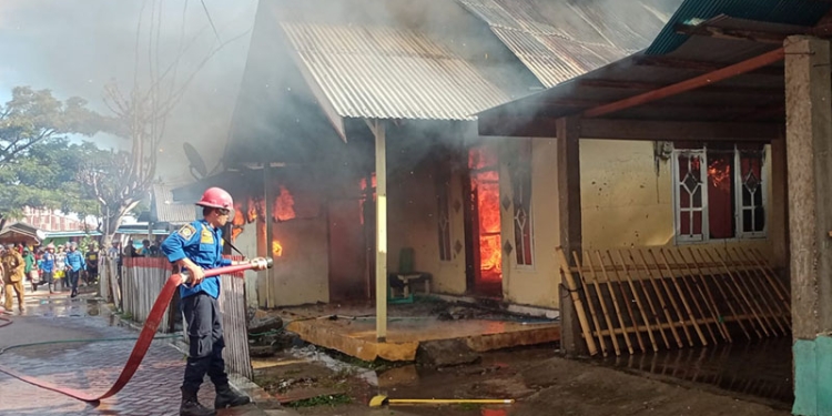 Petugas pemadam kebakaran memadamkan kobaran api dalam peristiwa kebarakan di Desa Pentadu Timur, Kecamatan Tilamuta, Kabupaten Boalemo, Selasa (1/3/2022). (Istimewa)
