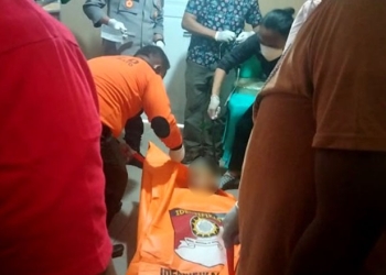Petugas Kepolisian bersama tim BPBD melakukan evakuasi kepada jasad korban dari lokasi kejadian menuju rumah sakit Pohuwato, Selasa (1/3/2022). (Yusuf/gopos)