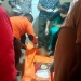 Petugas Kepolisian bersama tim BPBD melakukan evakuasi kepada jasad korban dari lokasi kejadian menuju rumah sakit Pohuwato, Selasa (1/3/2022). (Yusuf/gopos)