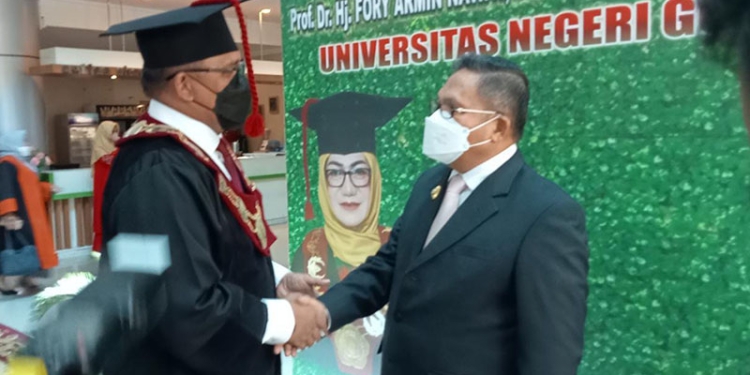 Wali Kota Gorontalo, Marten Taha hadiri sidang senat pengukuhan guru besar Universitas Negeri Gorontalo (UNG) di hotel damhil, Rabu (16/3/2022). Foto : Sari/gopos)