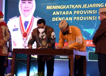 Wagub Gorontalo H. Idris Rahim (kanan) dan Gubernur Jatim Khofifah Indar Parawansa (kiri), menyaksikan penandatanganan PKS antara Kepala Dinas Perindustrian dan Perdagangan di Hotel Maqna, Kota Gorontalo, Kamis (31/3/2022). (Foto: Haris)