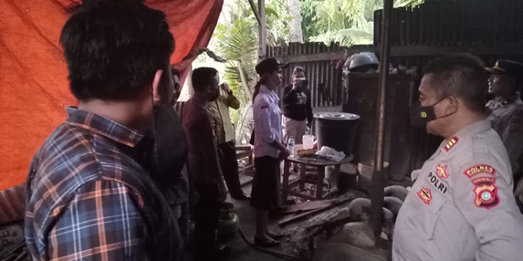 Polres Gorontalo Utara menggerebek lokasi pembuatan miras cap tikus di Desa Bohusan, Kecamatan Gentuma Raya, Gorontalo Utara, Kamis (24/3/2022). (istimewa)