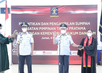 Hantor Situmorang (Kanan) Dwi Harnanto (Kiri) sedang mengikuti pengambilan sumpah jabatan di Kementrian Hukum dan HAM. Jum'at (4/3/2022). Foto : istimewa