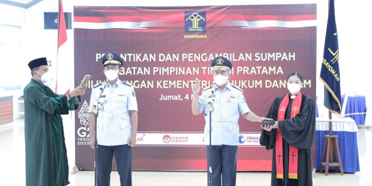 Hantor Situmorang (Kanan) Dwi Harnanto (Kiri) sedang mengikuti pengambilan sumpah jabatan di Kementrian Hukum dan HAM. Jum'at (4/3/2022). Foto : istimewa
