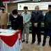 Wali Kota Gorontalo, Marten Taha, sedang menandatangani berita acara rapat paripurna DPRD kota Gorontalo pembahasan rancangan peraturan daerah (Ranperda) Kota Gorontalo. Rabu (2/3/2022). Foto : Sari/gopos
