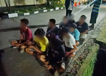 Sejumlah pemuda diamankan Satgas Gakkum Ops Otanaha Polda Gorontalo karena mengkonsumsi miras di pinggir jalan, Ahad (27/3/2022).(putra/gopos)