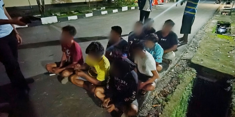 Sejumlah pemuda diamankan Satgas Gakkum Ops Otanaha Polda Gorontalo karena mengkonsumsi miras di pinggir jalan, Ahad (27/3/2022).(putra/gopos)
