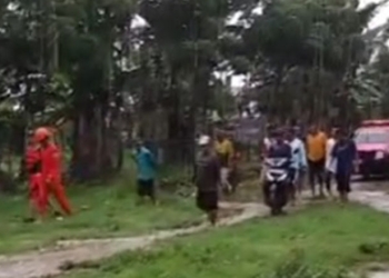 Tim Basarnas Provinsi Gorontalo bersama warga melakukan penyisiran di bantaran sungai Tenilo untuk mencari keberadaan Rahmat Arbi yang dilaporkan hanyut terseret arus sungai. (istimewa)