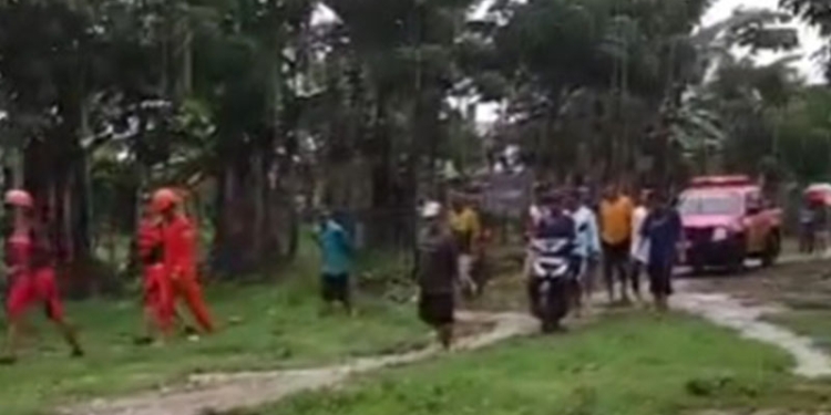 Tim Basarnas Provinsi Gorontalo bersama warga melakukan penyisiran di bantaran sungai Tenilo untuk mencari keberadaan Rahmat Arbi yang dilaporkan hanyut terseret arus sungai. (istimewa)