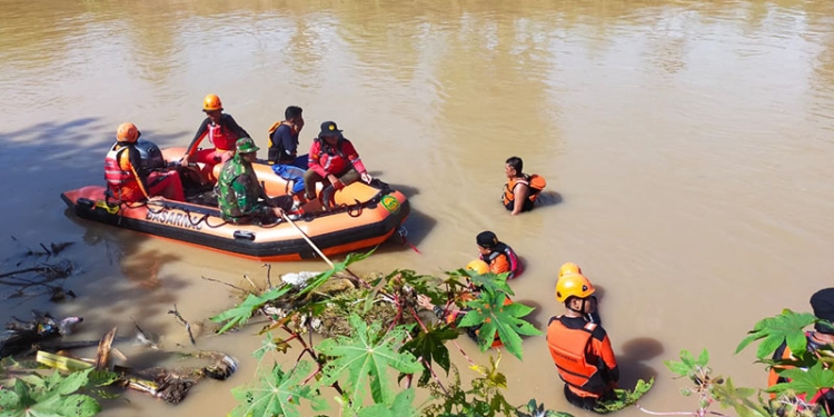 Pencarian korban hanyut di Sungai Tenilo oleh tim Basarnas, BPBD, TNI, Polri dan masyarakat. (istimewa)