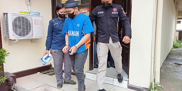 MIS alias Panjul (25) digiring petugas Polres Gorontalo Kota. Panjul dijerat sangkaan pencurian 21 handphone (17 di antaranya Iphone) di sebuah toko handphone di Kota Gorontalo. (sari/gopos)