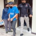 MIS alias Panjul (25) digiring petugas Polres Gorontalo Kota. Panjul dijerat sangkaan pencurian 21 handphone (17 di antaranya Iphone) di sebuah toko handphone di Kota Gorontalo. (sari/gopos)