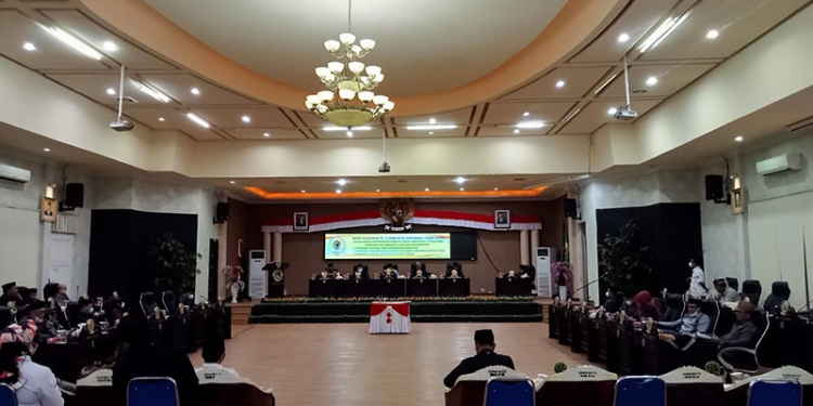 Rapat paripurna DPRD Kota Gorontalo mengenai pengesahan tiga ranperda usul inisiatif DPRD dan Eksekutif, Rabu (2/3/20220. (sari/gopos)
