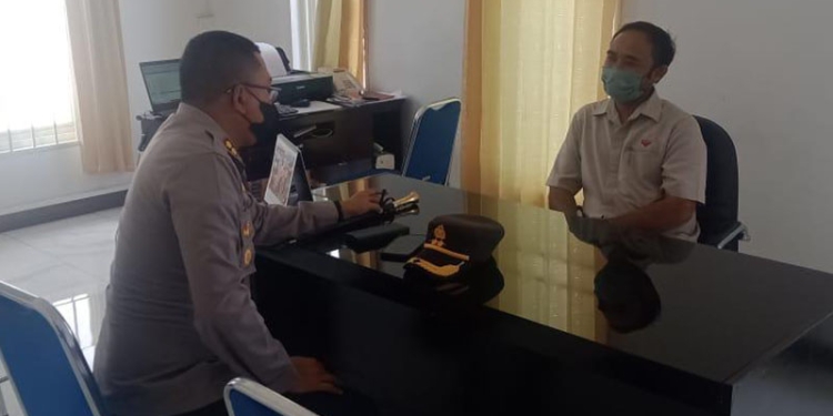 Kapolres Pohuwato, AKBP Joko Sulistiyono mengecek ketersediaan minyak goreng di distributor PT Awet Sarana Sukses Marisa