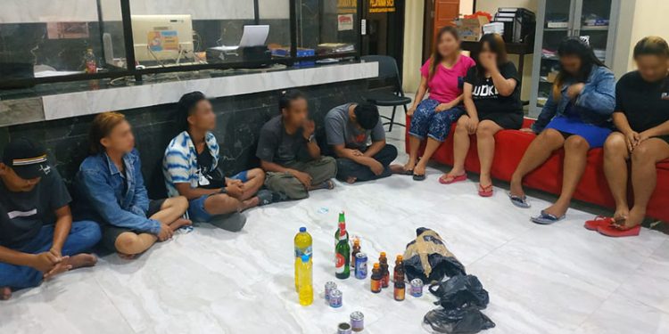 Sembilan muda-mudi diamankan Polres Pohuwato lantaran kedapatan sedang mengkonsumsi miras di sebuah hotel di Pohuwato, Senin (21/3/2022) malam.(yusuf/gopos)