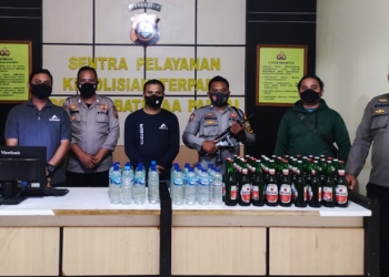 Polsek Batudaa Pantai mengamankan puluhan botol miras di sejumlah warung di wilayah hukum Polsek Batudaa Pantai, Kabupaten Gorontalo
