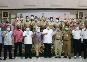 Foto bersama Rusli Habibie dan rombongan beserta Direktur RSUD dr. Moewardi dr. Dr Cahyono Hadi, S.PoG serta jajarannya pada kunker yang dilakukan di Rumah Sakit Umum Daerah (RSUD) dr. Moewardi Surakarta, Jawa Tengah, Senin (21/3/2022). (Foto – Zakir BPG