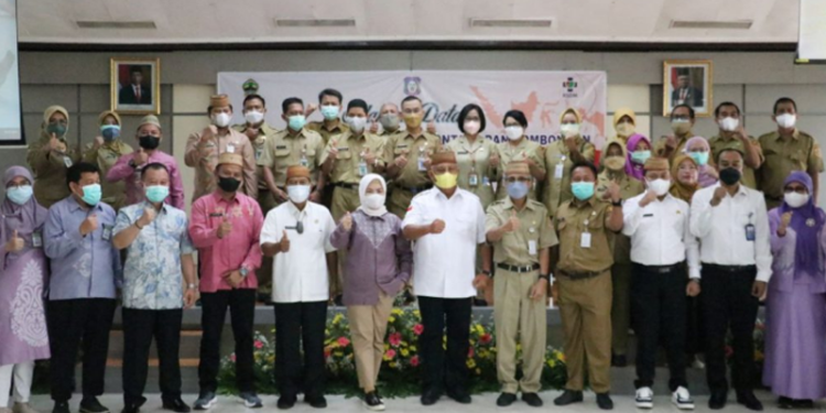 Foto bersama Rusli Habibie dan rombongan beserta Direktur RSUD dr. Moewardi dr. Dr Cahyono Hadi, S.PoG serta jajarannya pada kunker yang dilakukan di Rumah Sakit Umum Daerah (RSUD) dr. Moewardi Surakarta, Jawa Tengah, Senin (21/3/2022). (Foto – Zakir BPG