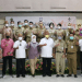 Foto bersama Rusli Habibie dan rombongan beserta Direktur RSUD dr. Moewardi dr. Dr Cahyono Hadi, S.PoG serta jajarannya pada kunker yang dilakukan di Rumah Sakit Umum Daerah (RSUD) dr. Moewardi Surakarta, Jawa Tengah, Senin (21/3/2022). (Foto – Zakir BPG