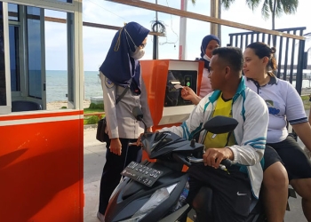 Dinas Perhubungan Pohuwato melakukan sosialisasi kepada pengendara maupun pengunjung mengenai pemberlakuan parkir elektronik di kawasan Pohon Cinta, Marisa, Pohuwato, Jumat (11/3/2022). (Yusuf/Gopos)