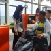Dinas Perhubungan Pohuwato melakukan sosialisasi kepada pengendara maupun pengunjung mengenai pemberlakuan parkir elektronik di kawasan Pohon Cinta, Marisa, Pohuwato, Jumat (11/3/2022). (Yusuf/Gopos)