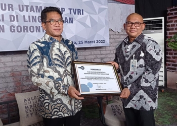 Direktur Utama TVRI, Iman Brotoseno (kiri) menyerahkan SK Kenaikan Tipe TVRI Stasiun Gorontalo kepada Kepala Stasiun TVRI Gorontalo, Muhammad Ikshan (kanan), Jumat (25/3/2022). (dok. TVRI Gorontalo)