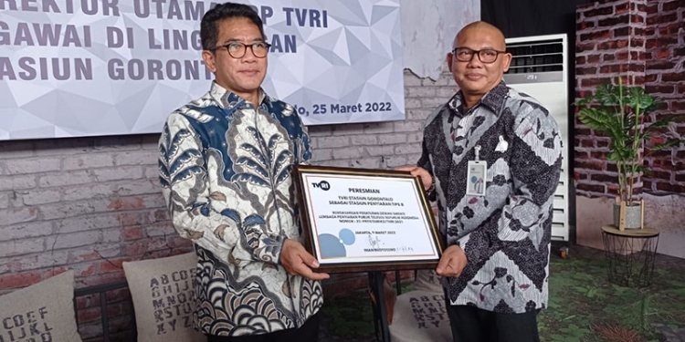 Direktur Utama TVRI, Iman Brotoseno (kiri) menyerahkan SK Kenaikan Tipe TVRI Stasiun Gorontalo kepada Kepala Stasiun TVRI Gorontalo, Muhammad Ikshan (kanan), Jumat (25/3/2022). (dok. TVRI Gorontalo)