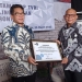 Direktur Utama TVRI, Iman Brotoseno (kiri) menyerahkan SK Kenaikan Tipe TVRI Stasiun Gorontalo kepada Kepala Stasiun TVRI Gorontalo, Muhammad Ikshan (kanan), Jumat (25/3/2022). (dok. TVRI Gorontalo)