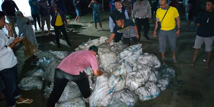 Tim Bareskrim Polri bersama Polres Bone Bolango melakukan peninjauan ke lokasi penampungan material batu hitam di Kecamatan Suwawa Timur, Bone Bolango, Rabu (16/3/2022).(putra/gopos)