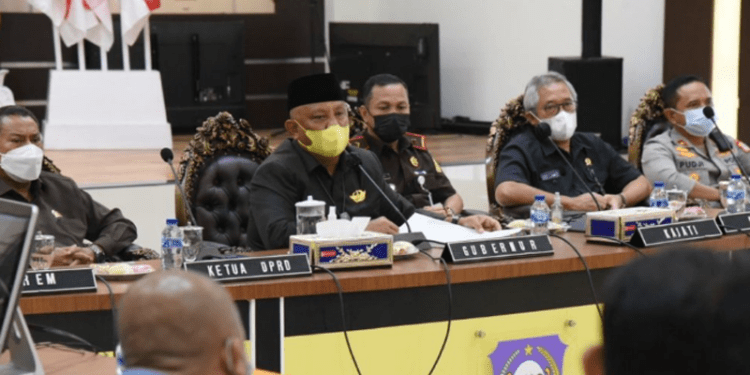 Rapat Forkopimda Diperluas yang dipimpin Gubernur Gorontalo Rusli Habibie di Aula Rumah Jabatan, Senin (14/3/2022). (Foto: Salman)