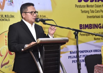 Wali Kota Gorontalo, Marten Taha sedang membuka kegiatan sosialisasi Peraturan Pemerintah Nomor 47 tahun 2021 tentang tata cara pelaksanaan pembukuan investasi dan pelaporan barang milik daerah, dan bimbingan teknis aplikasi Elektronik Barang Milik Daerah (E-BMD) di Kota Makassar, Senin (28/3/2022). Foto : Humas.